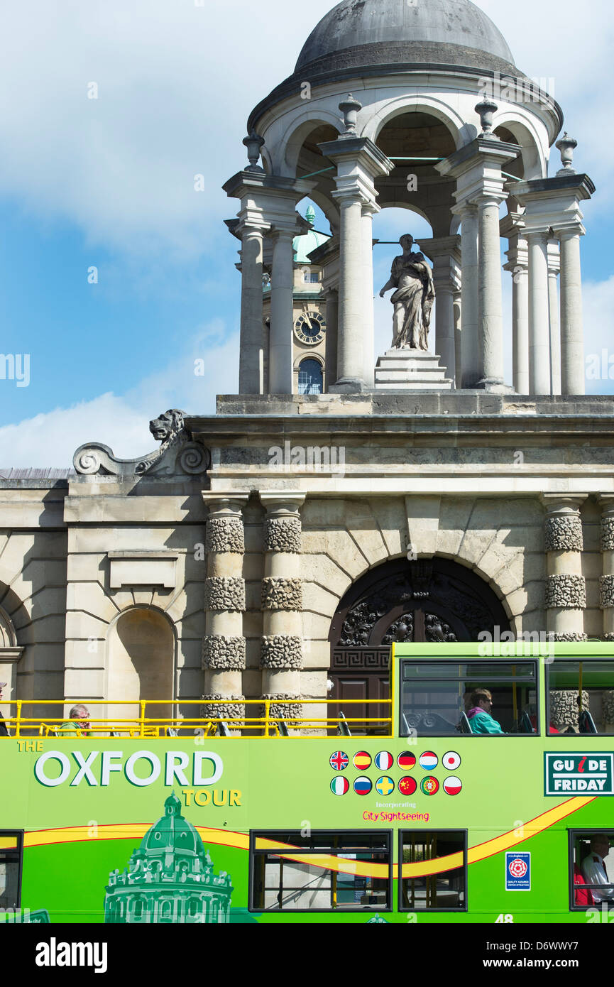 Oxford-Sightseeing-Tour-Bus vor Queens College, Oxford, England Stockfoto