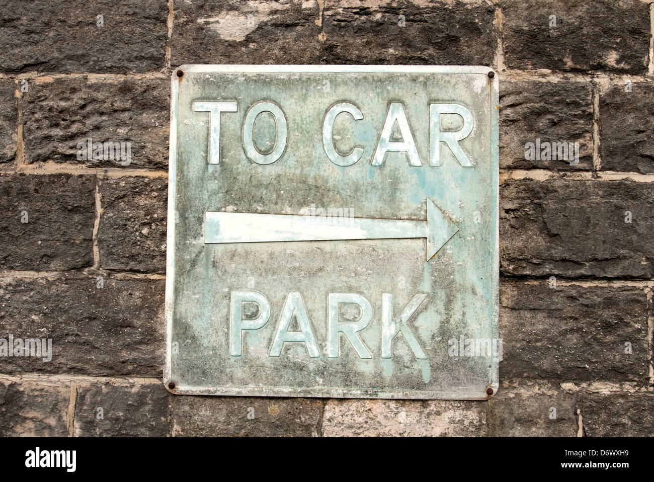 alte Metall Parkplatz Schild mit Pfeil Stockfoto