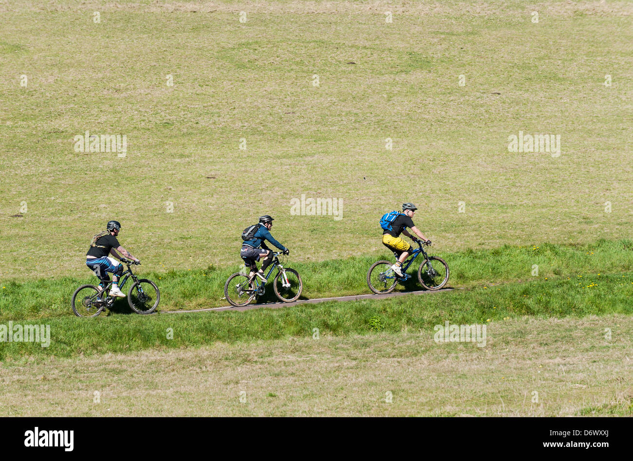 Drei Männer auf dem Mountainbike radeln Beachy Head Road. Stockfoto