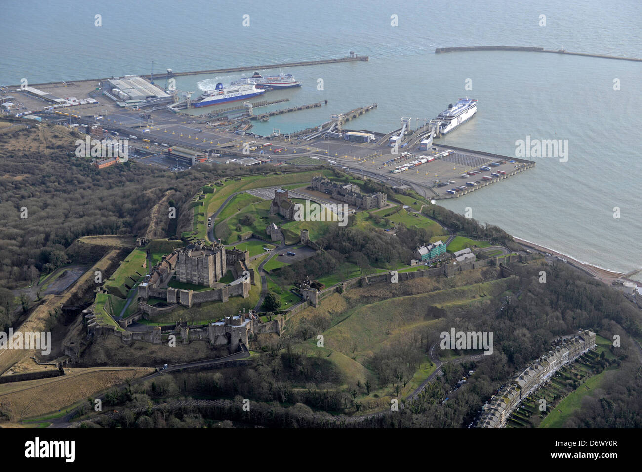 Luftaufnahme von Dover Castle mit Hafen im Hintergrund Stockfoto