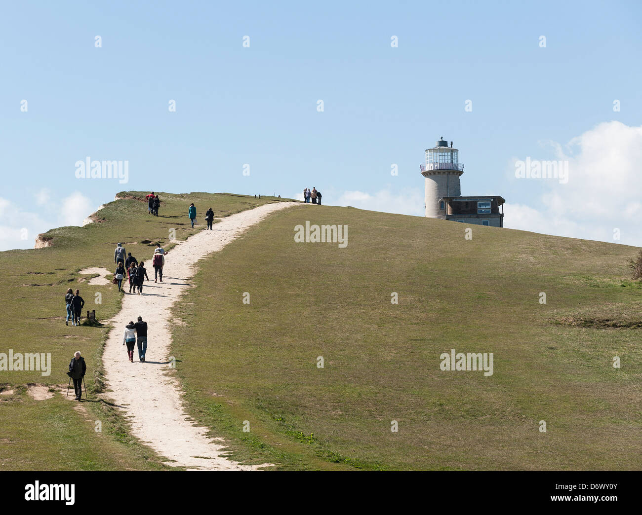 Menschen zu Fuß bis zu Belle Tout in East Sussex. Stockfoto