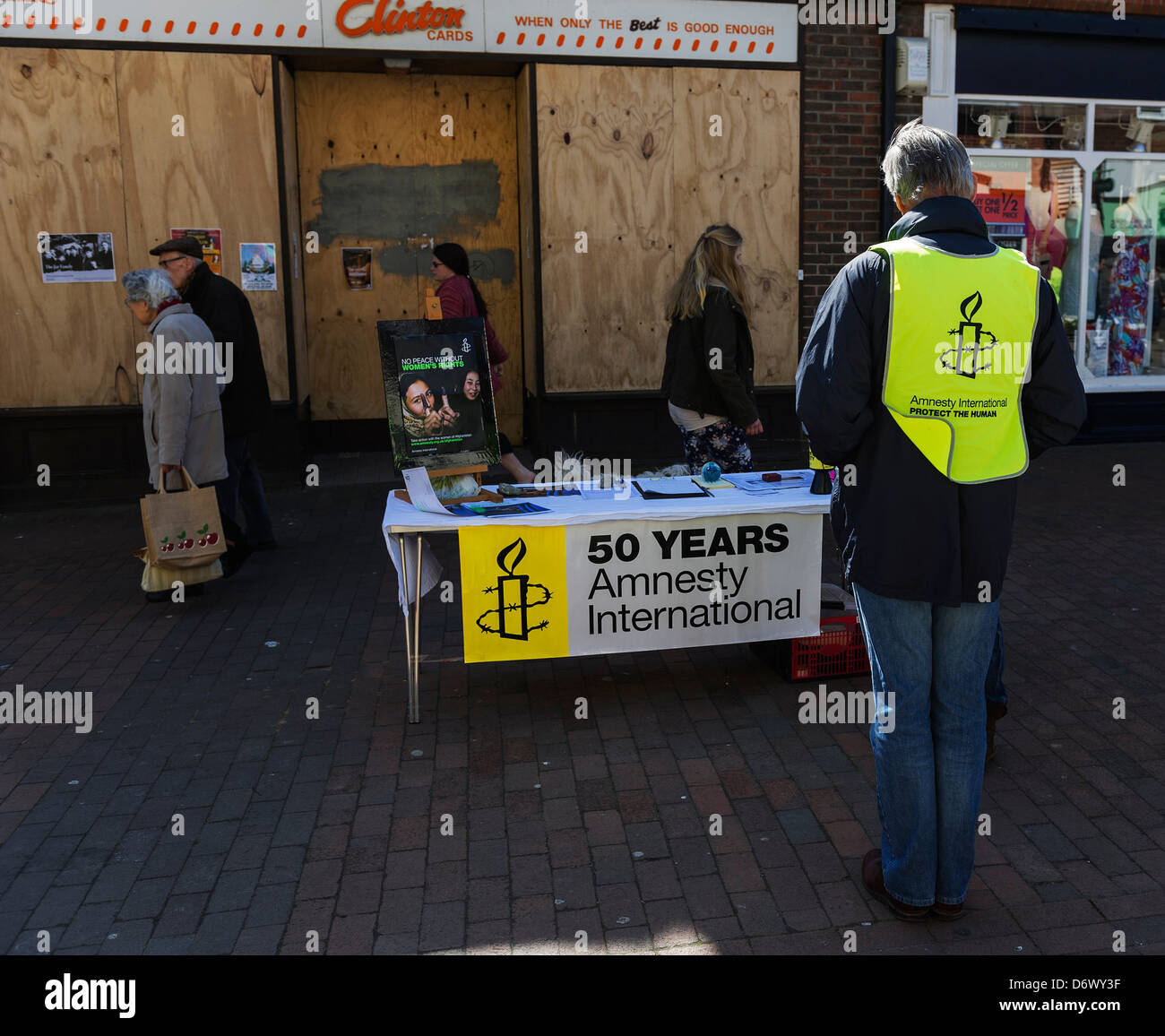 Eine Amnesty International stall und Freiwilligen auf der Straße. Stockfoto