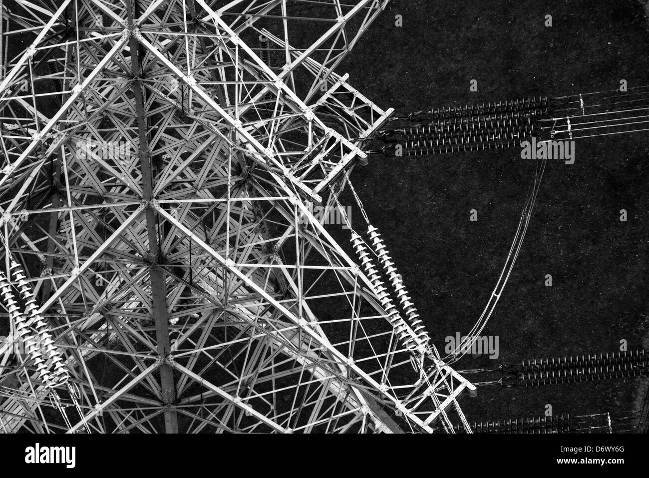 Schwarze und weiße Luftaufnahme zeigt Details Stromleitungen und Pylon hautnah Stockfoto
