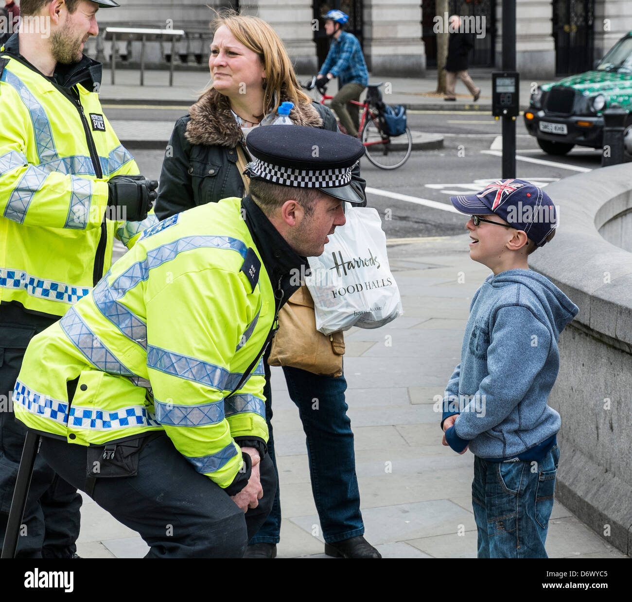 Ein kleiner Junge, der zum ersten Mal einen freundlichen Metropolitan Police Officer trifft. Stockfoto