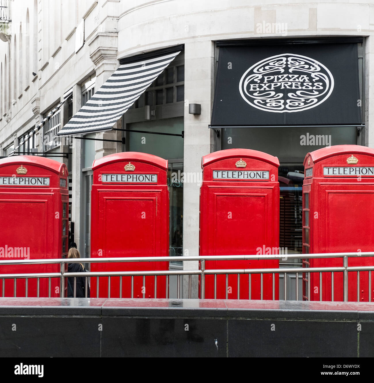 Vier rote Telefonzellen in London. Stockfoto