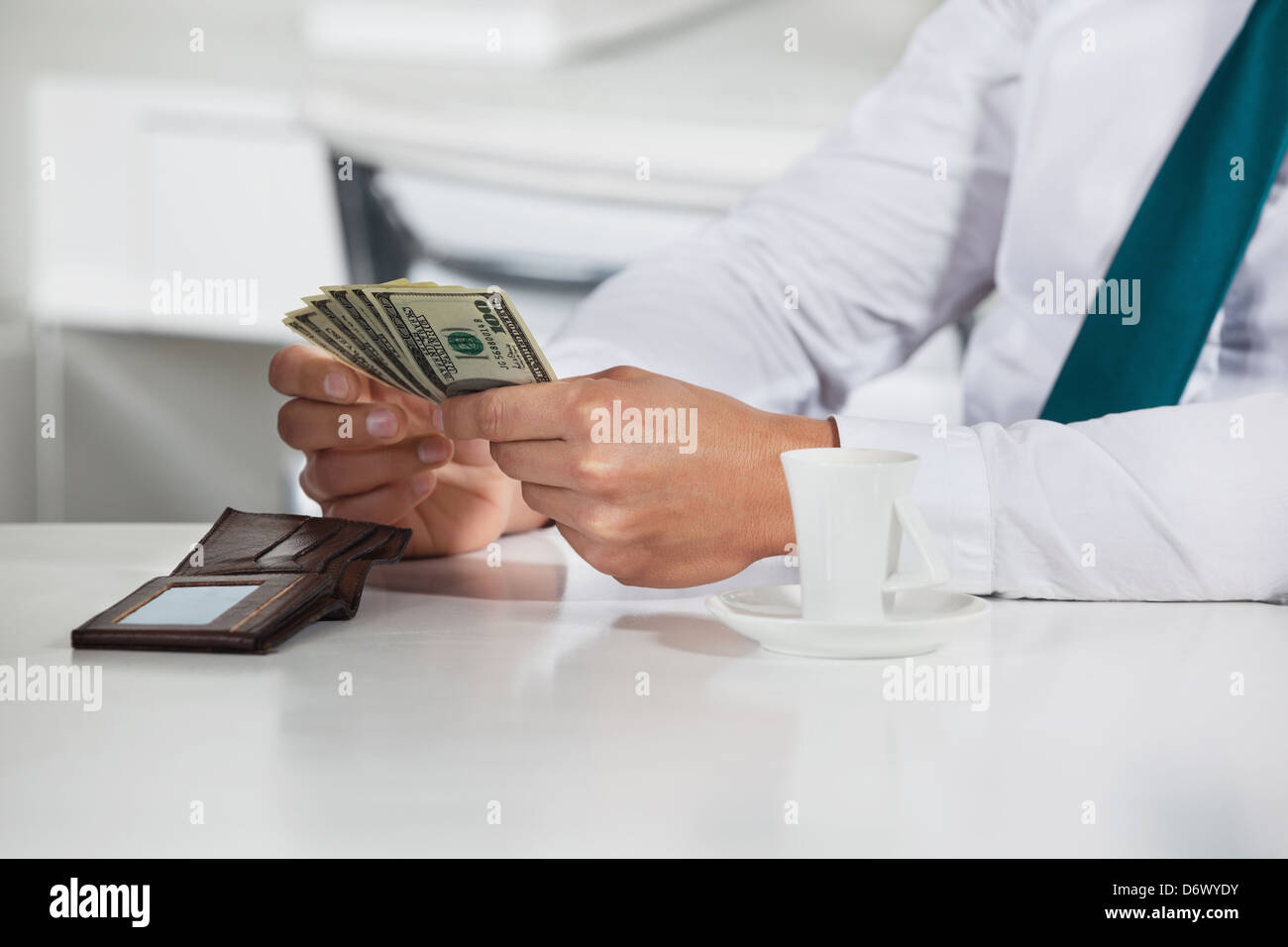 Zählen eine Reihe von Dollarnoten in seinem Büro Manager Stockfoto