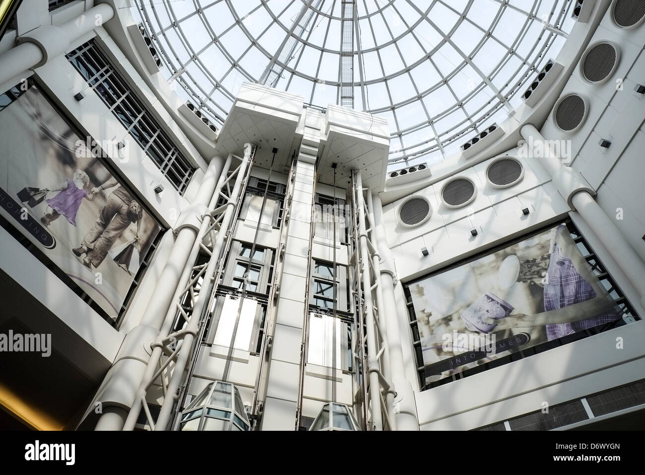 Das Innere des Liberty Shopping Centre in Romford, Großbritannien. Stockfoto