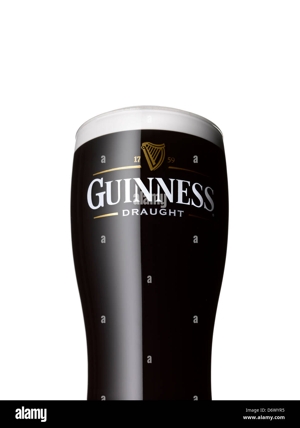 Eine Nahaufnahme von einem Pint Guinness auf weißem Hintergrund Stockfoto