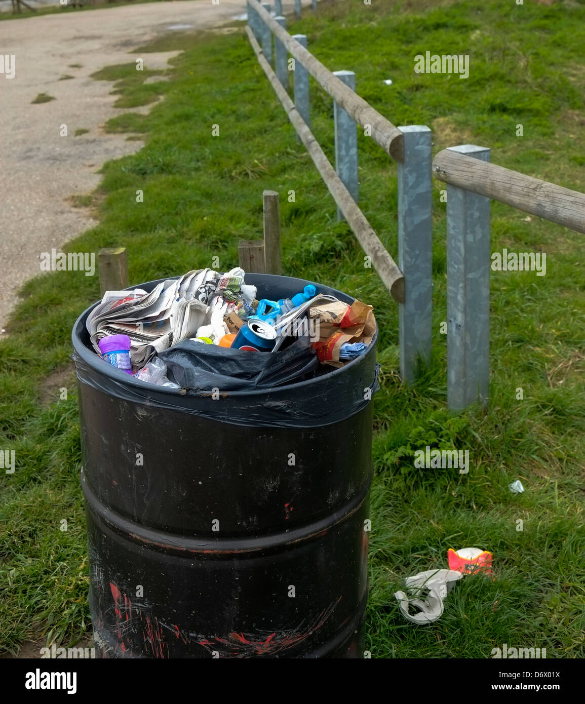 Eine volle Abfallbehälter in Wat Tyler Country Park in der Grafschaft Essex. Stockfoto