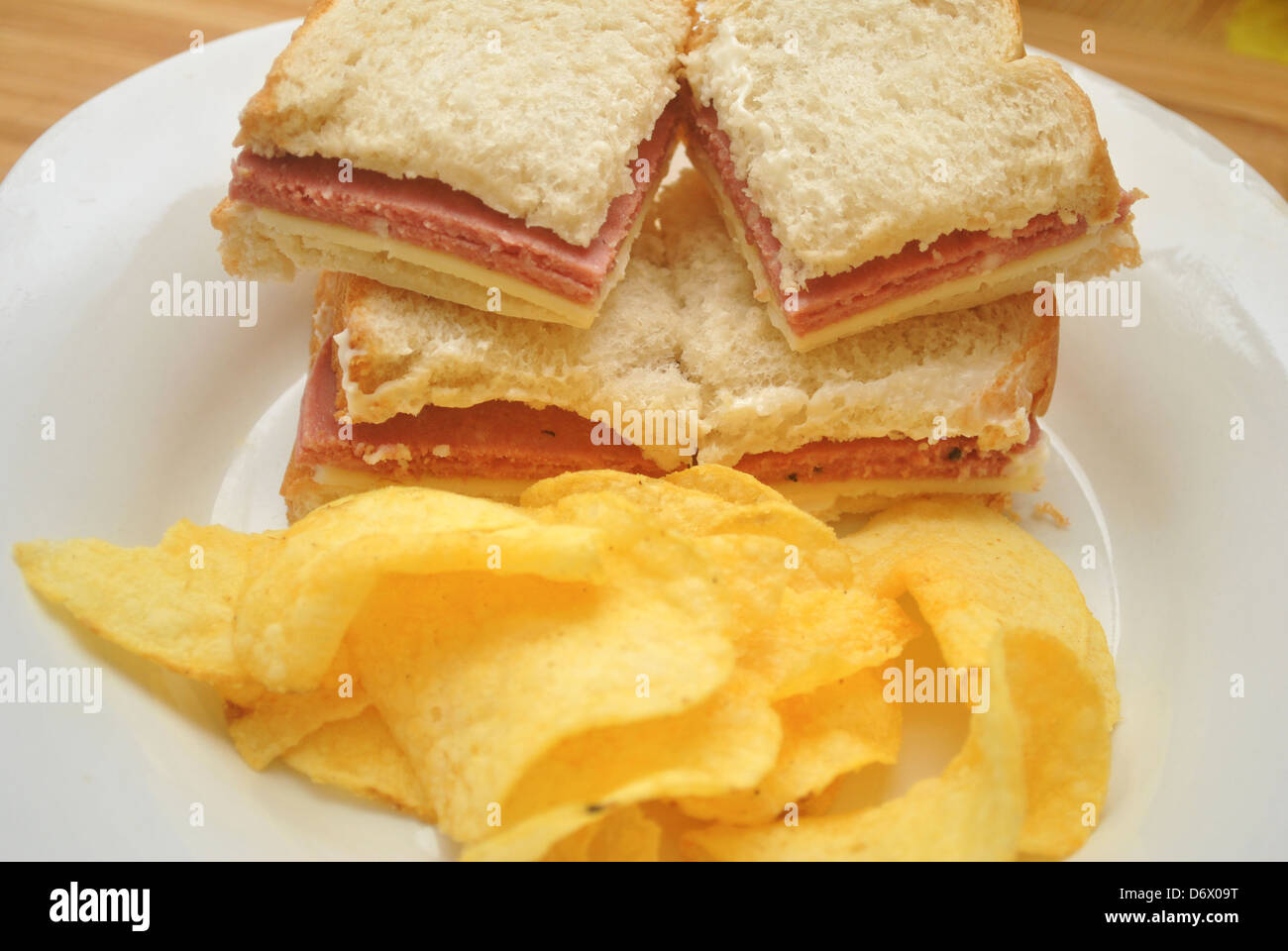 Geschnittene Salami Sandwich zum Mittagessen Stockfoto