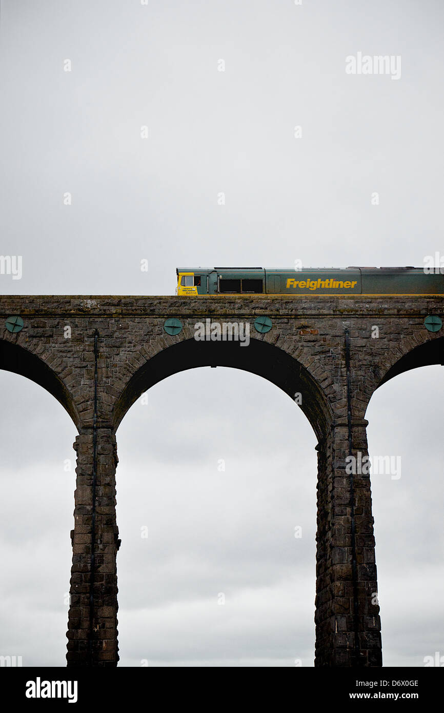 Ribblehead-Viadukt in Yorkshire mit einer Zug-Kreuzung Stockfoto