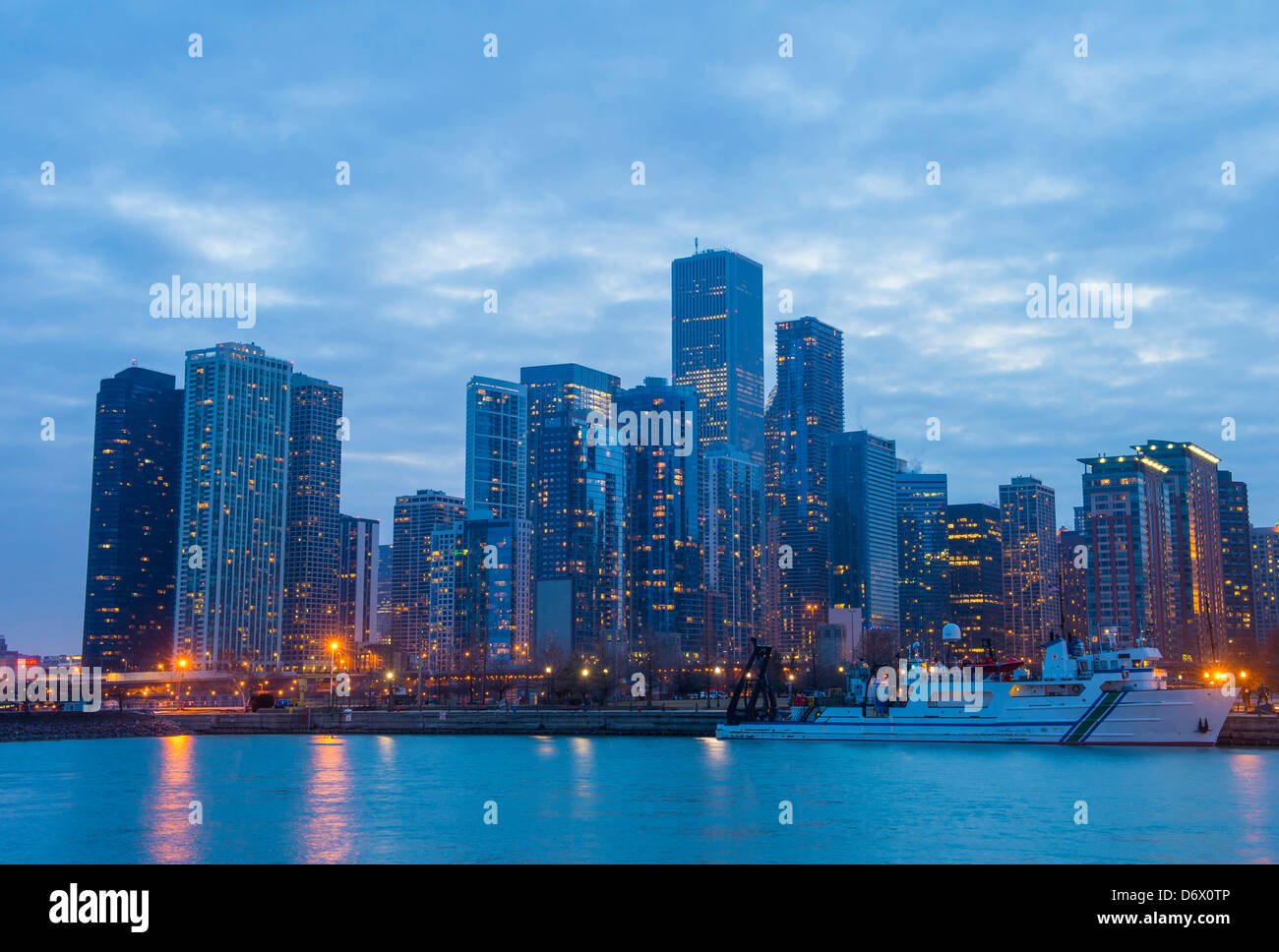 Blick auf die Innenstadt von Chicago am Navy Pier Stockfoto