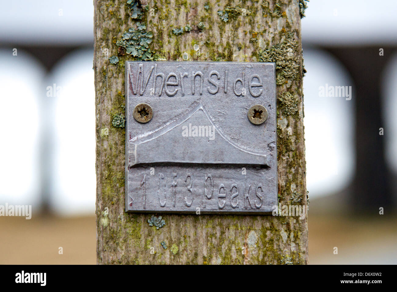 Whernside 1 von 3 Gipfel Wegweiser mit Ribblehead-Viadukt im Hintergrund. Yorkshire. Stockfoto