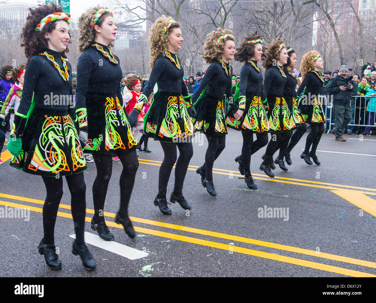 Irische Tänzer nehmen an der jährlichen St. Patricks Day Parade in Chicago Stockfoto