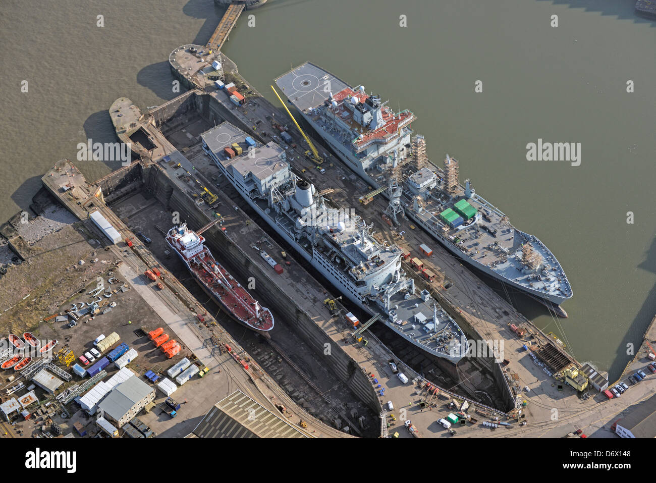 Luftbild der Schiffe im Trockendock für Reparaturen in Birkenhead Merseyside. Werft Cammell Laird Stockfoto