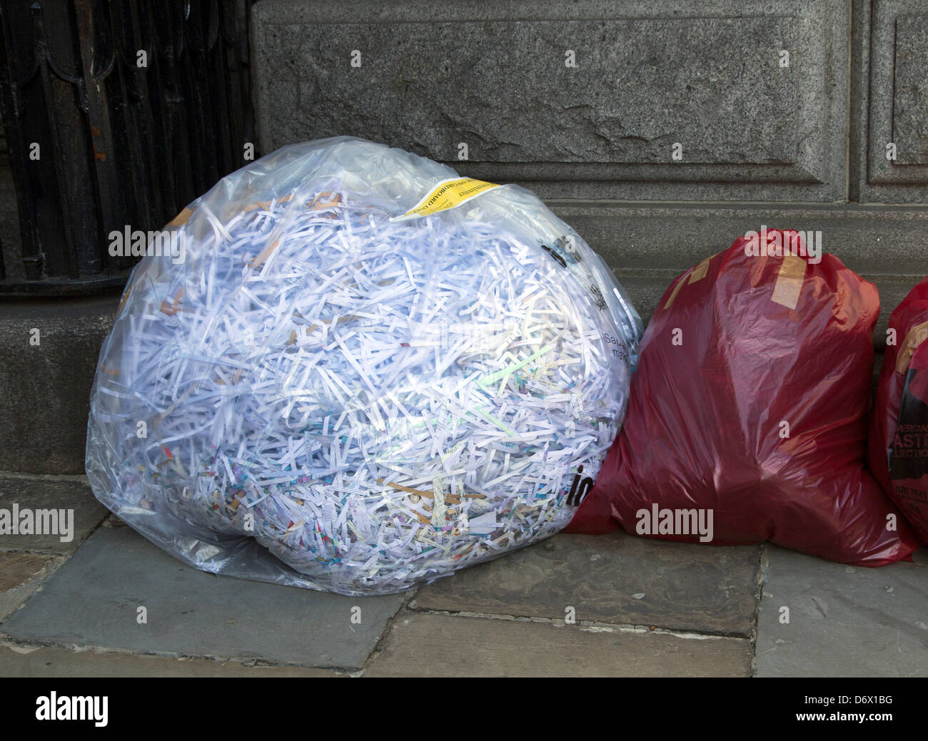 Papierschnitzel in einem Kunststoff-Abfall Beutel Müllbeutel Stockfoto