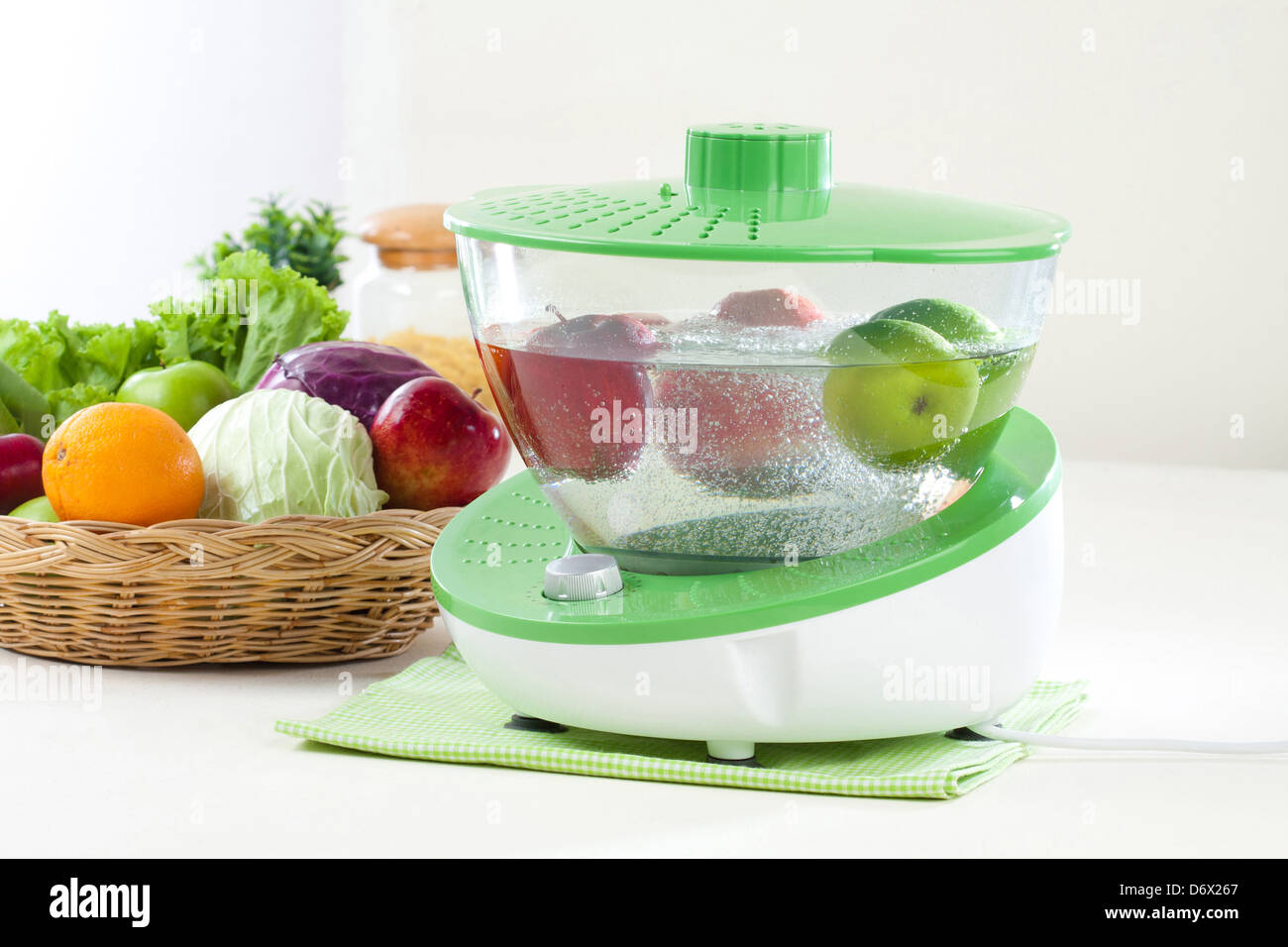 Obst und Gemüse Ozon Reiniger Maschine unkompliziert zu reinigen von Obst und Gemüse Stockfoto