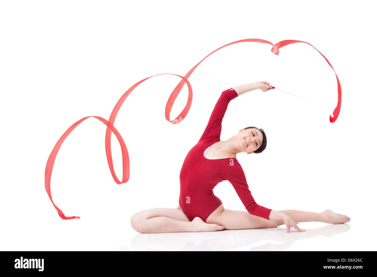 Weibliche Turnerin Durchführung rhythmische Gymnastik mit Band Stockfoto