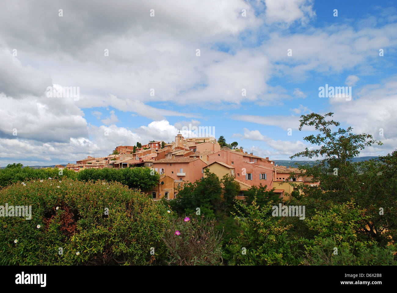 Ocker bunten historischen Dorf Roussillon und Landschaft, Provence, Frankreich Stockfoto