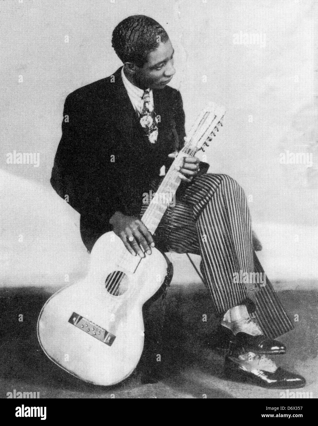 ALONZO "LONNIE" JOHNSON (1899-1970) uns Blues-Musiker um 1930 mit seiner Gewohnheit gemacht 12-saitigen Gitarre Stockfoto