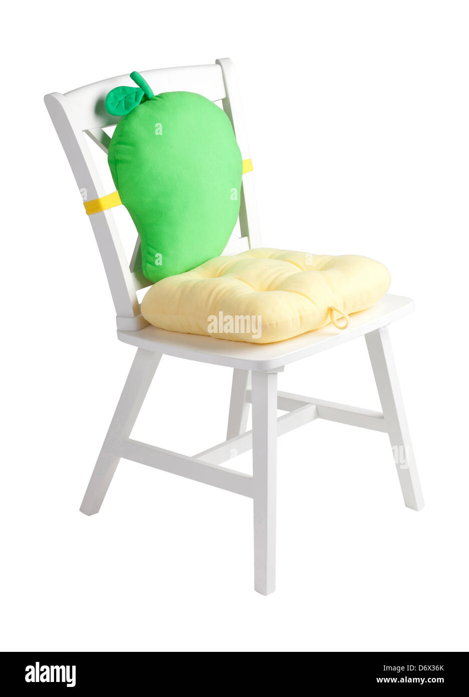Einen weißen Holzstuhl mit einem niedlichen Kissen und Polster Stockfoto