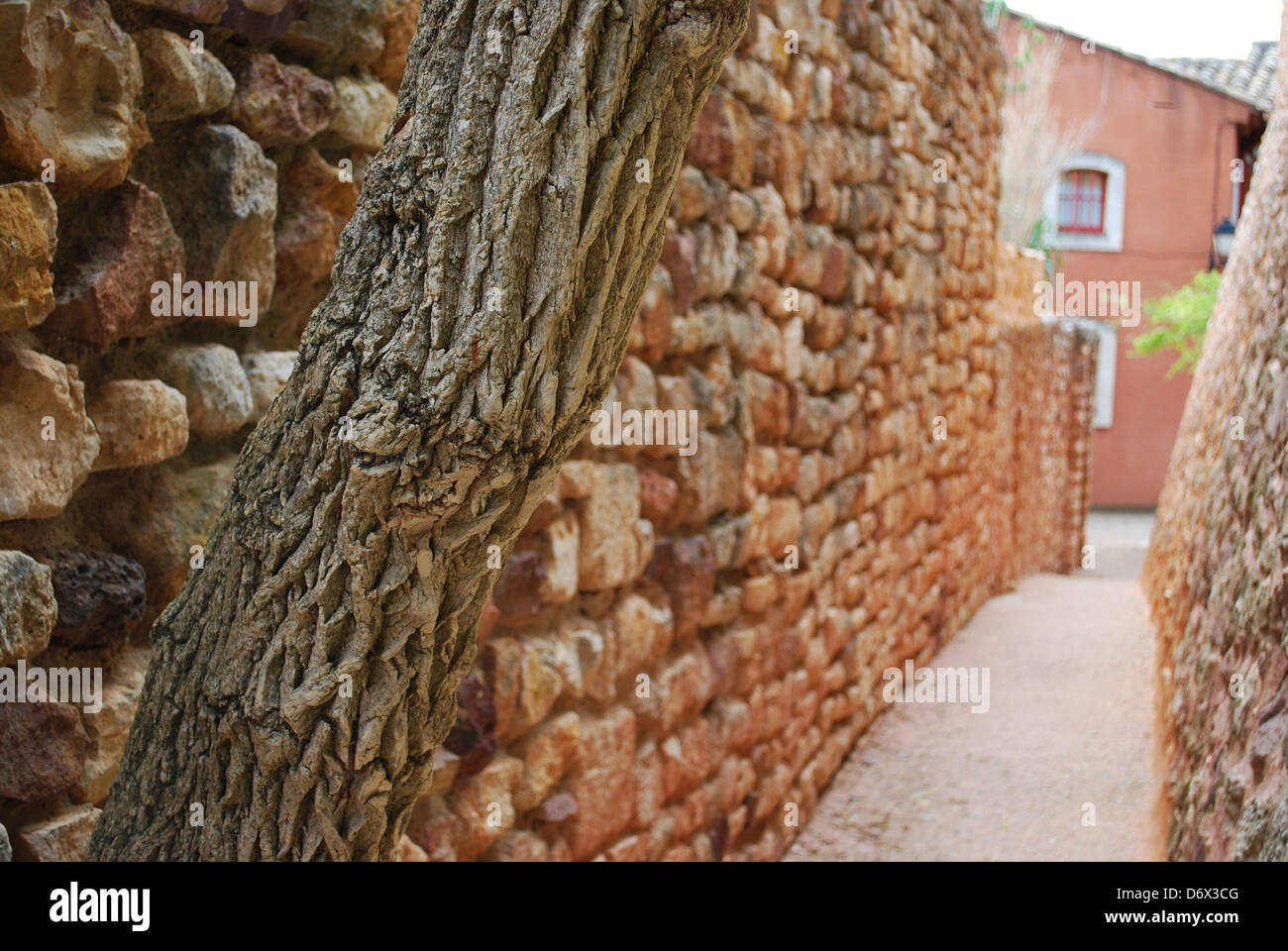 Kleine Gasse in Ocker bunten historischen Dorf Roussillon, Provence, Frankreich Stockfoto
