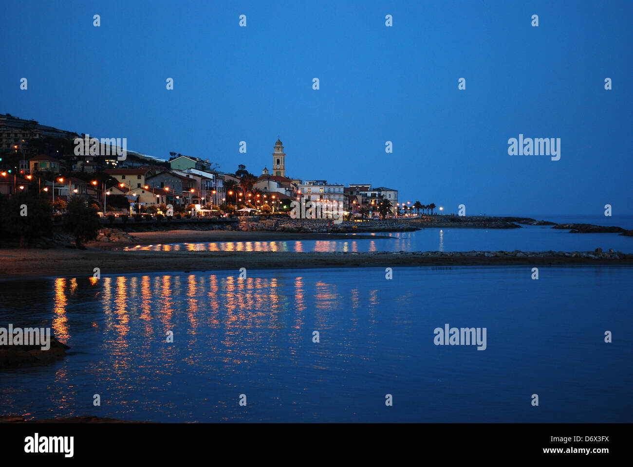 Kleines Dorf am Mittelmeer bei Dämmerung, Santo Stefano al Mare, Ligurien, Italien Stockfoto