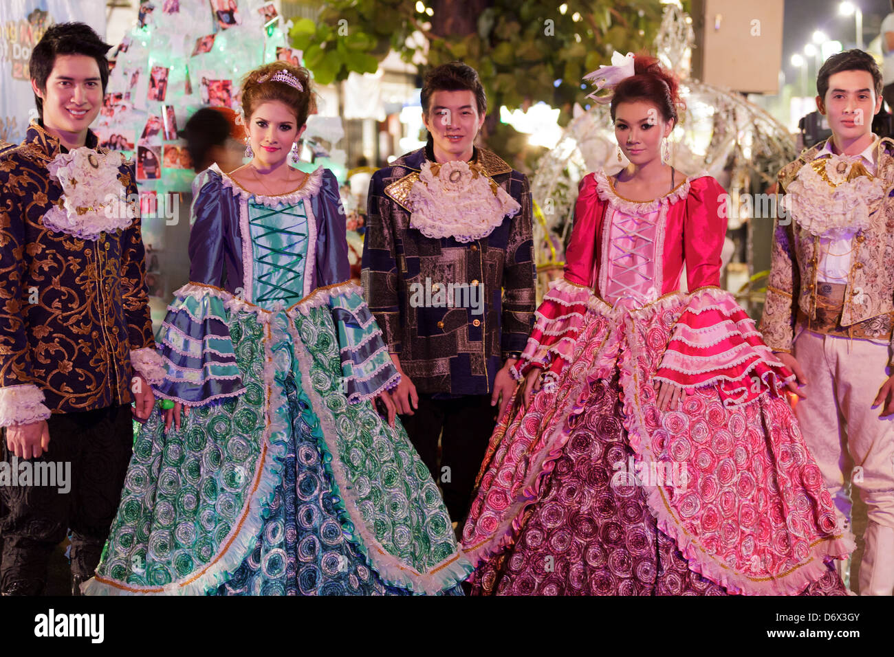 Thais in mittelalterlichen Kleidern posiert in Thapae gate Square zum Neujahrsfest, Chiang Mai, Thailand Stockfoto