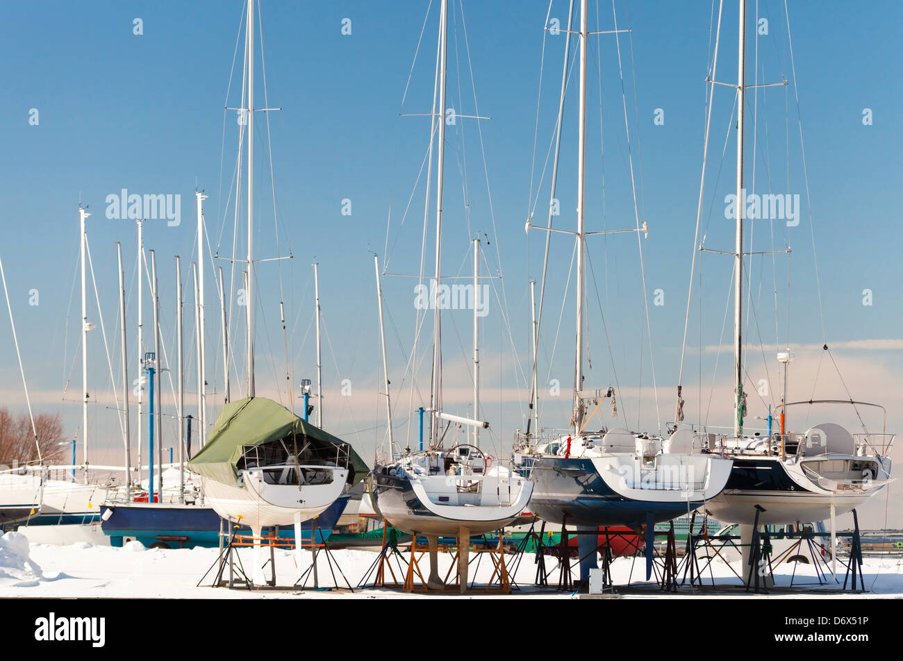 Luxus-Yachten an der Küste in der Wintersaison. Marina in Tallinn, Estland Stockfoto