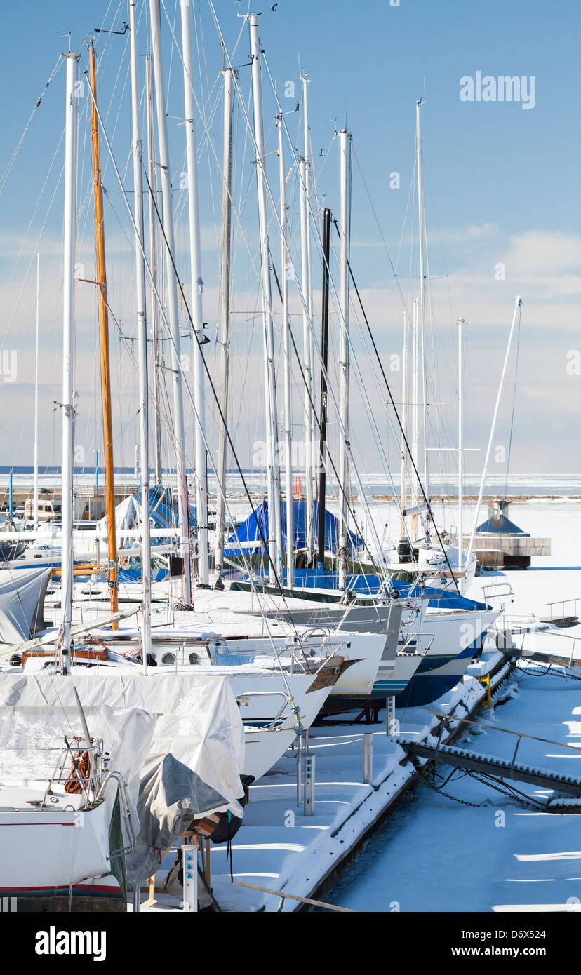Luxus-Yachten an der Küste in der Wintersaison. Tallinn-marina Stockfoto