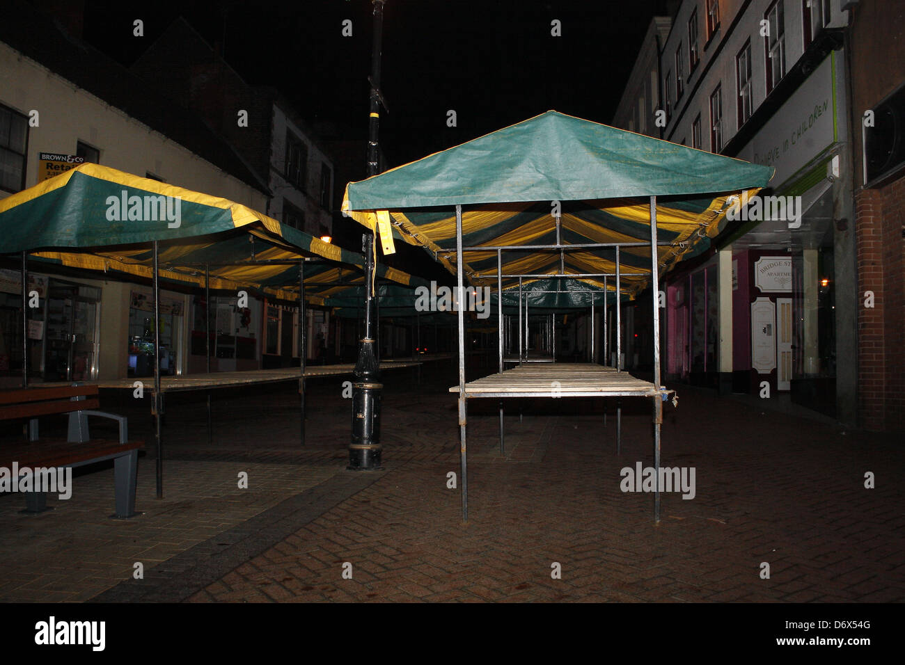 leere Marktstände. Bridge Street, Worksop, Notts, England, Vereinigtes Königreich Stockfoto