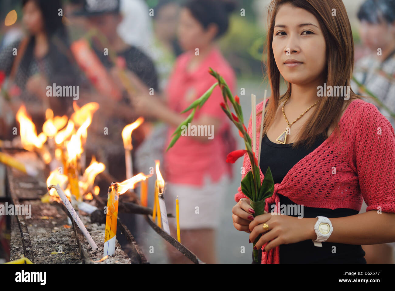 Thailändische Menschen zündende Kerzen und Räucherstäbchen für Neujahr Silvester-Feier im Wat Phra Sing-Tempel in Chiang Mai, Thailand Stockfoto