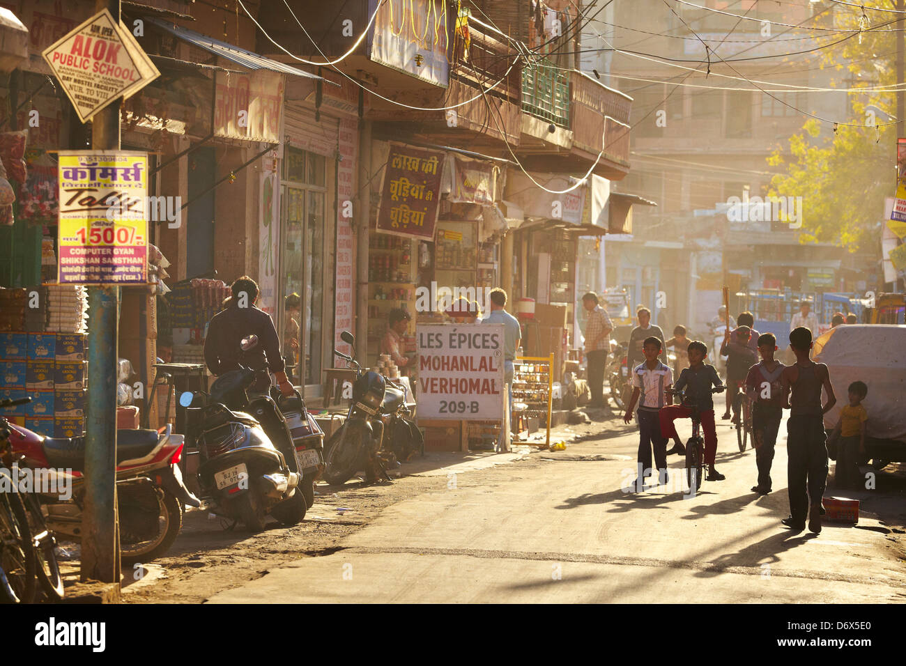 Indische Kinder auf der Straße von Jodhpur, Bundesstaat Rajasthan, Indien Stockfoto