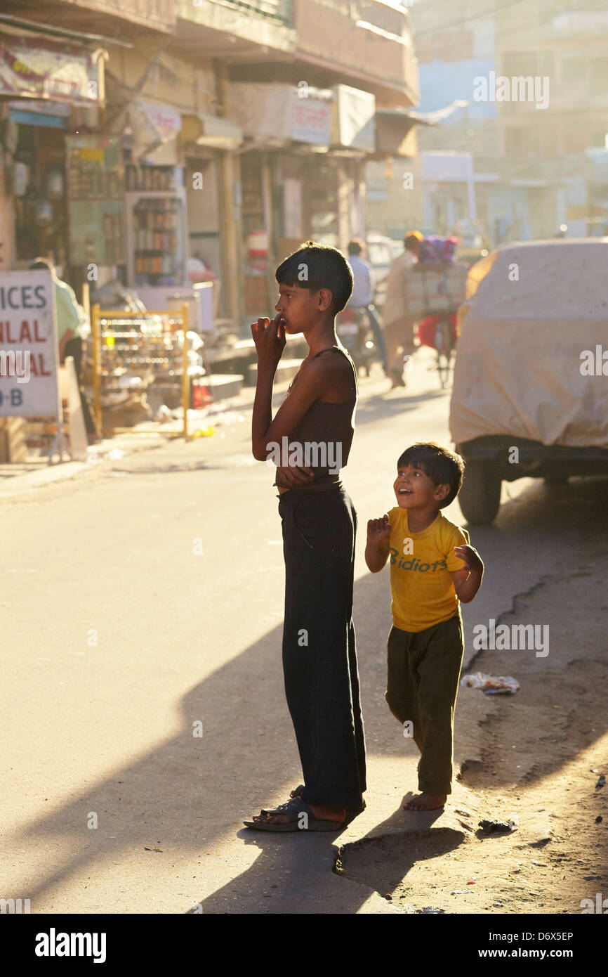 Zwei junge indische Kinder auf der Straße von Jodhpur, Bundesstaat Rajasthan, Indien Stockfoto