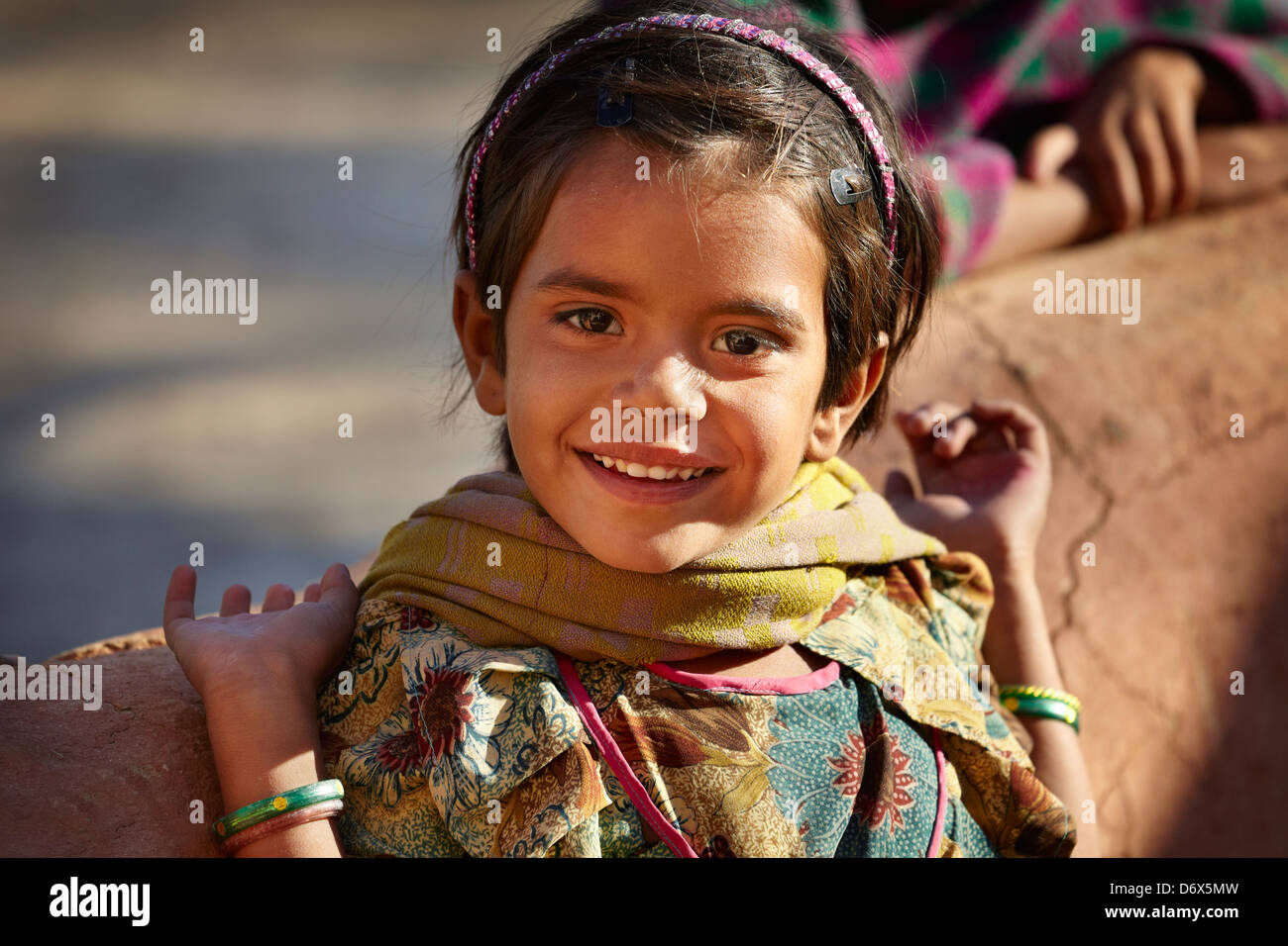 Porträt von Indien lächelndes Kind Mädchen, Bundesstaat Rajasthan, Indien Stockfoto