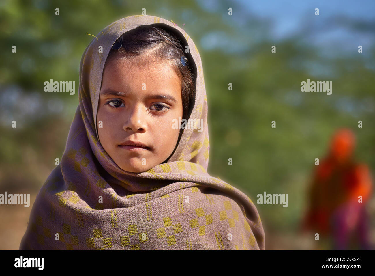 Indische Kinder - Prtrait schlecht gekleidet Indien junge Mädchen, Bundesstaat Rajasthan, Indien Stockfoto
