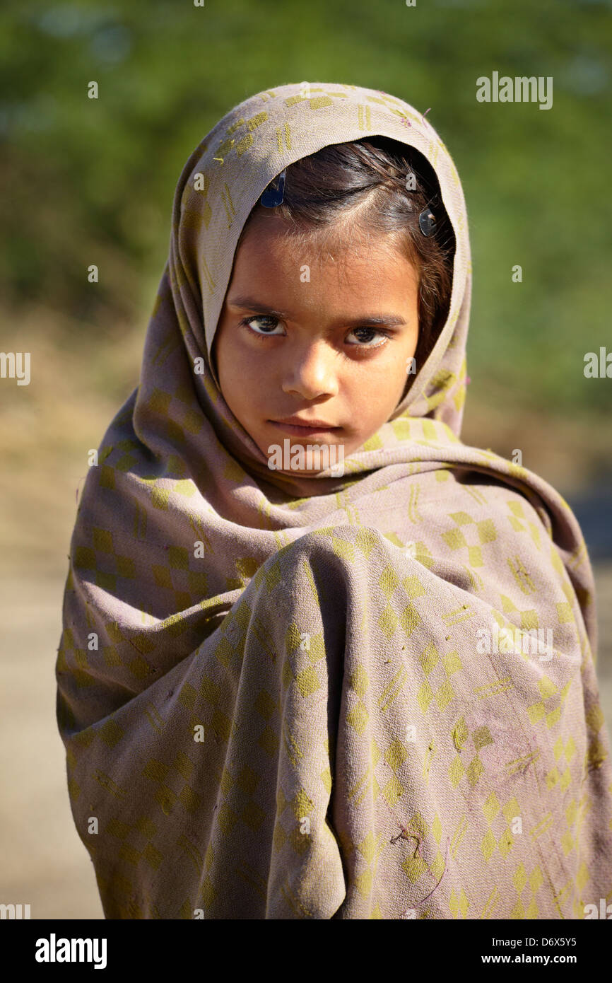 Indien Kinder - Porträt von schlecht gekleidet Indien junge kleine Mädchen, Bundesstaat Rajasthan, Indien Stockfoto