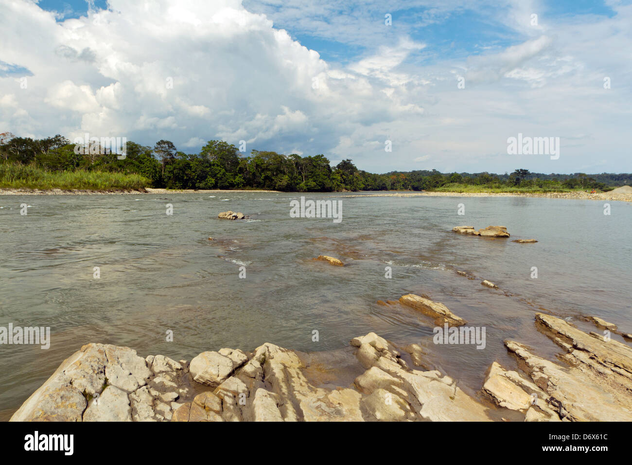 Blick auf Rio Napo in Ecuador, einem Nebenfluss des Amazonas. Stockfoto