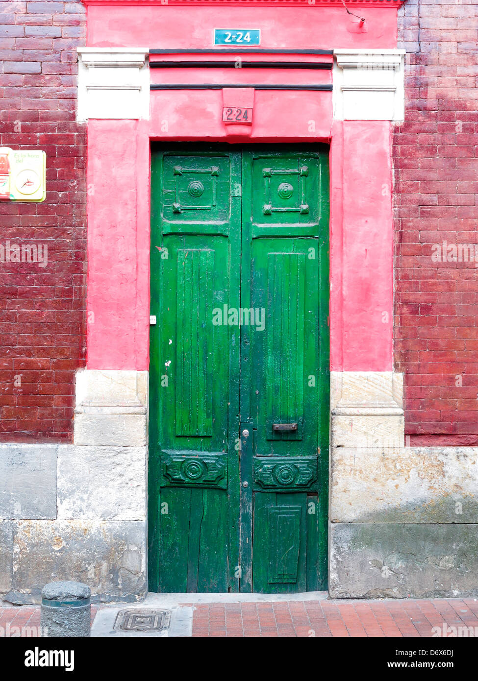 Grüne Holztüren und rosa und roten Backsteingebäude, Bogota, Kolumbien Stockfoto
