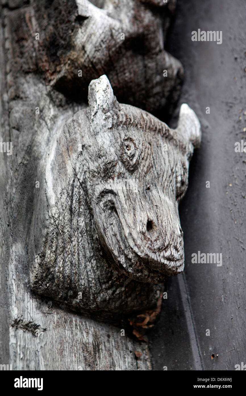 Geschnitzte Holz Tiere auf Eiche strahlte Gebäude Stratford upon Avon Stockfoto