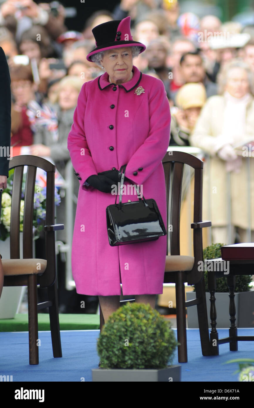 Königin Elizabeth II im Leicester City Centre am 8. März 2012. Besuch der Königin und Mitglieder der königlichen Familie Stockfoto