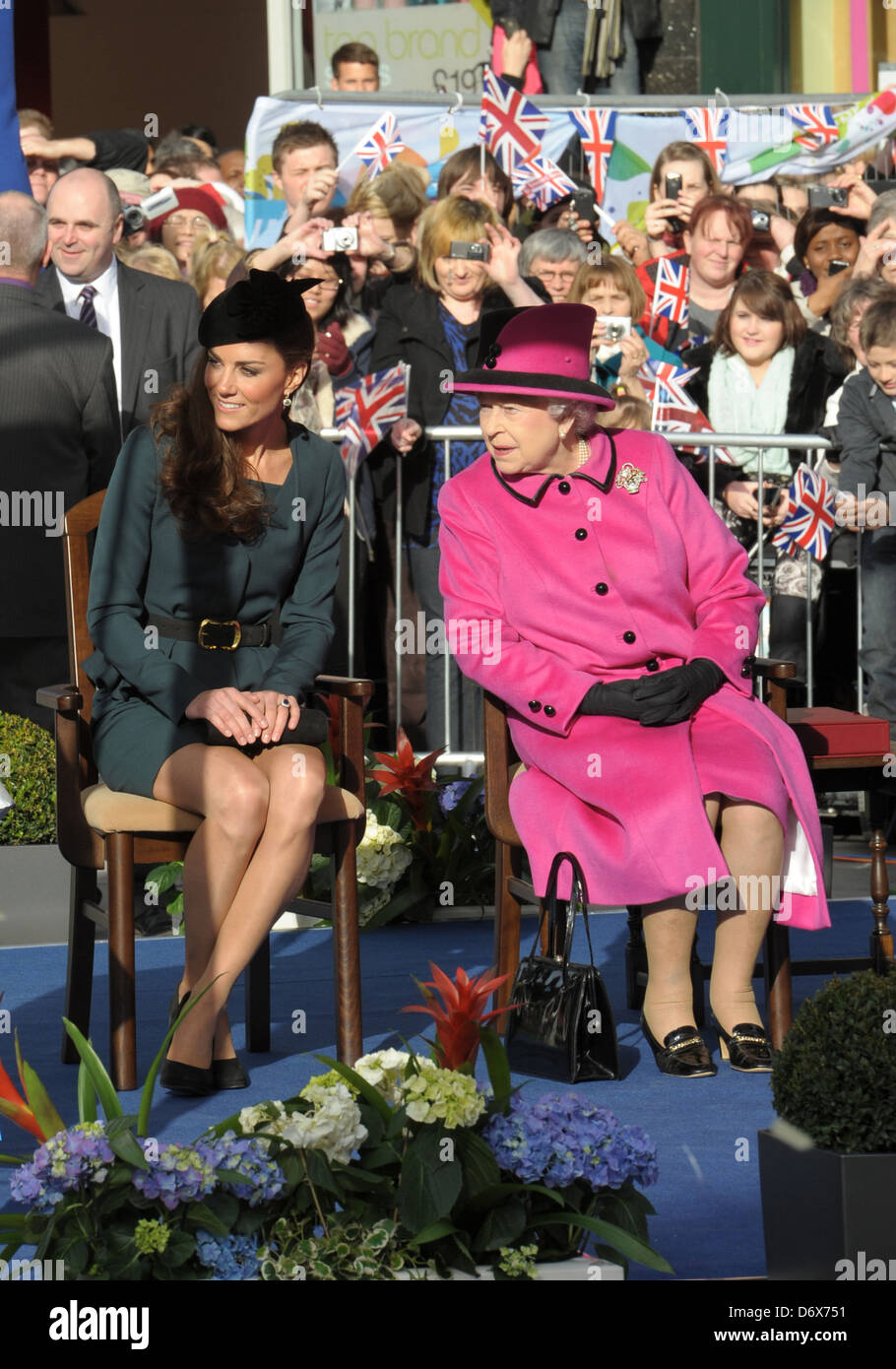 Königin Elizabeth II und Catherine Duchess of Cambridge, aka Kate Middleton bei Leicester City Center am 8. März 2012. Die Queen und Mitglieder der königlichen Familie sind Leicester als Bestandteil ihrer Diamond Jubilee Tour Leicester, England - 08.03.12 besuchen. Stockfoto