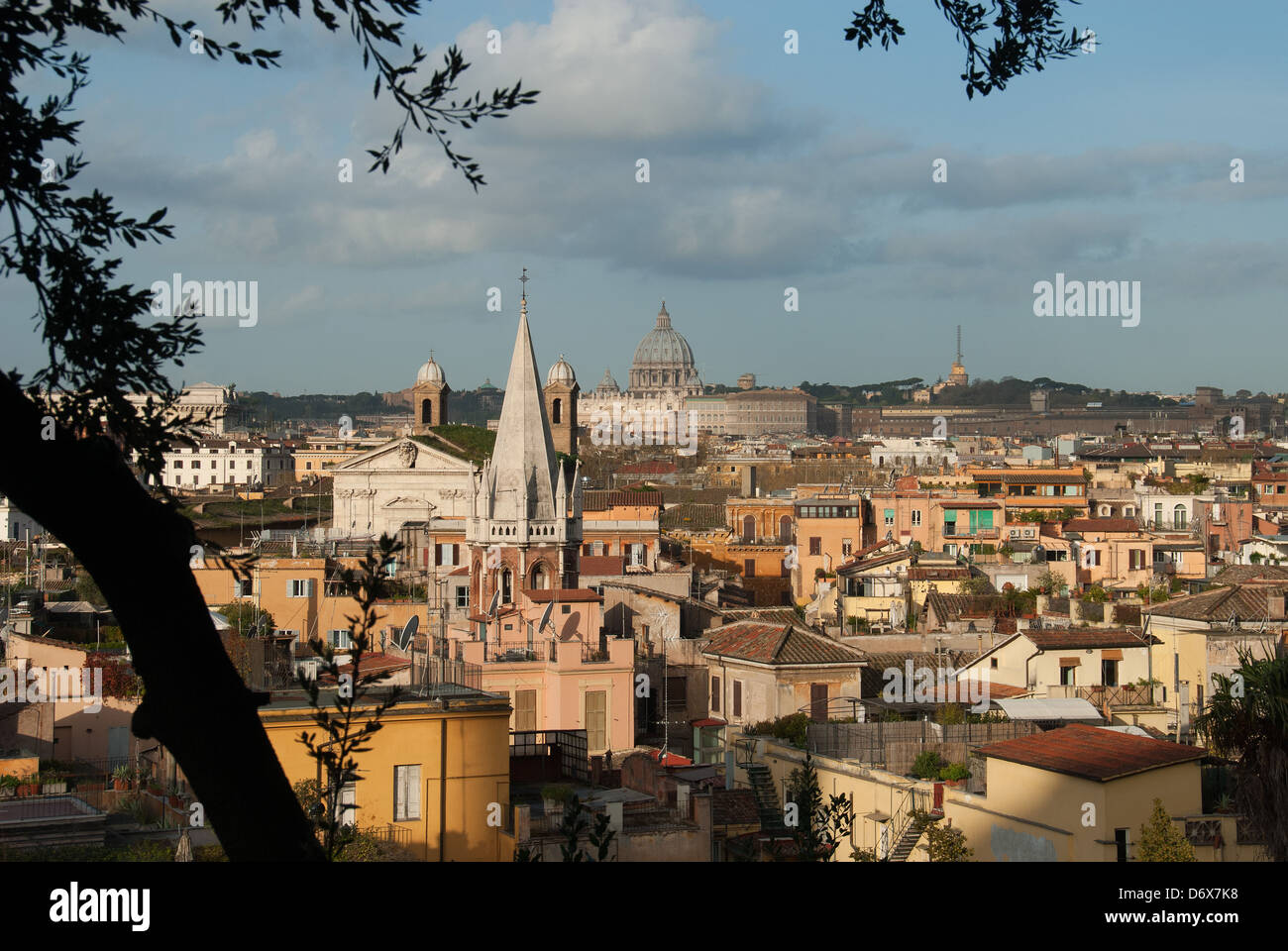 ROM, ITALIEN. Auf der Dachterrasse Blick auf die Tridente Bezirk der Stadt gegenüber dem Vatikan und den Petersdom. 2013. Stockfoto