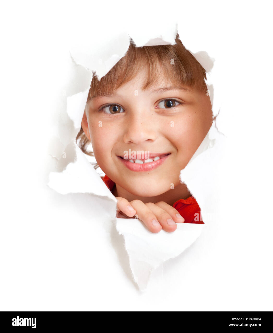 glückliches Kind oder Kind lächelndes Gesicht in zerrissenes Papier Loch isoliert Stockfoto