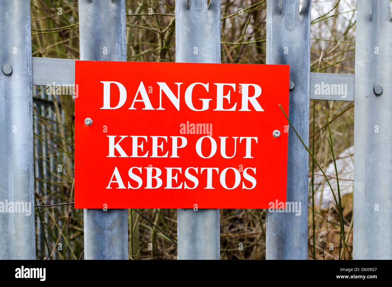 Rote Warnzeichen - Gefahr halten, Asbest Stockfoto