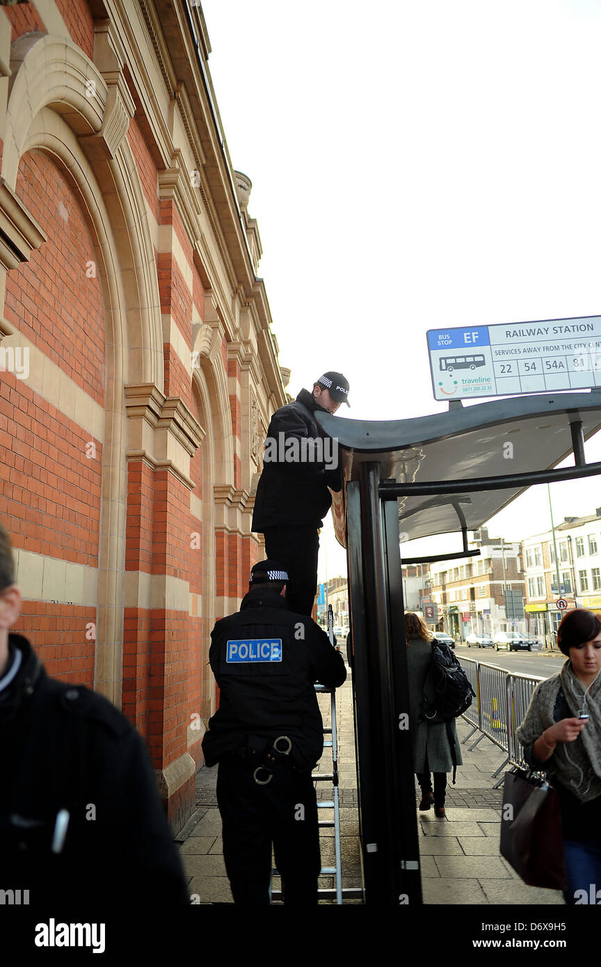 Polizei Kontrollen auf eine Wartehalle außerhalb Leicester Bahnhof in Leicester, England am 8. März 2012. Königin Elizabeth II. Stockfoto