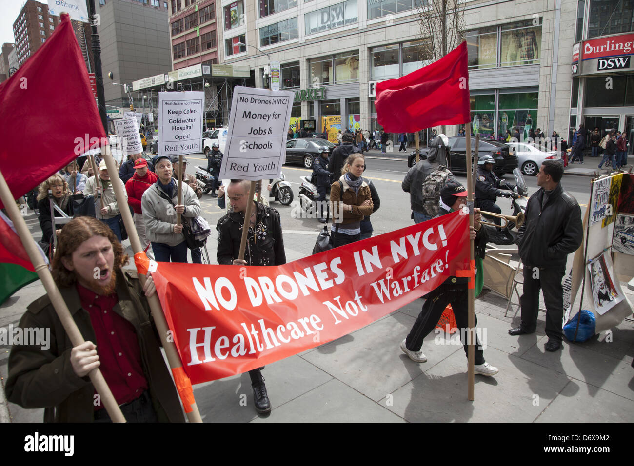 Antiwar und Drohne Rallye & März am Union Square in New York City. Stockfoto