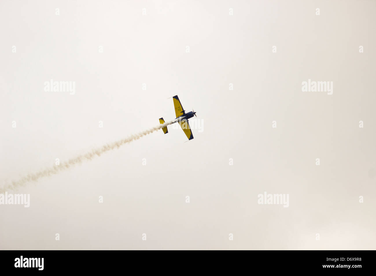 neues Bild von Sport-Flugzeug mit Rauch Streifen Stockfoto