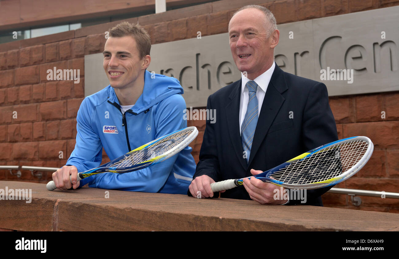 Manchester, UK. 24. April 2013. Nick Matthew, zweimal Weltmeister, dreimal British-Open-Sieger und fünfmal British National Champion und Sir Richard Leese, Führer von Manchester City Council Pose vor der Pressekonferenz für die PSA Squash Weltmeisterschaft in Manchester vom 26. Oktober bis 3. November 2013 stattfinden. Manchester, UK 24-04-2013Credit:John Friteuse/Alamy Live-Nachrichten Stockfoto