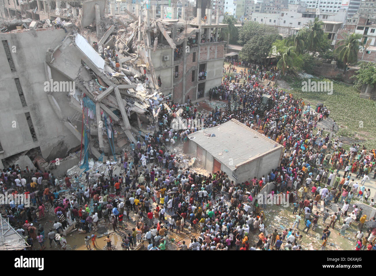 Savar, Dhaka, Bangladesh. 24. April 2013.   TOP SHOT: Einem achtstöckigen Gebäude stürzte im Screensaver, am Stadtrand von Dhaka, am 24. April 2013. Mindestens 82 Menschen ums Leben und 700 sind nach achtstöckigen Gebäude mehrere Textilfabriken stürzte am Stadtrand von Bangladeschs Hauptstadt am Mittwoch verletzt, sagte ein Arzt. (Bild Kredit: Kredit: Monirul Alam/ZUMAPRESS.com/Alamy Live-Nachrichten) Stockfoto